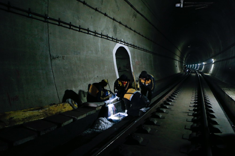 农安铁路运营隧道病害现状